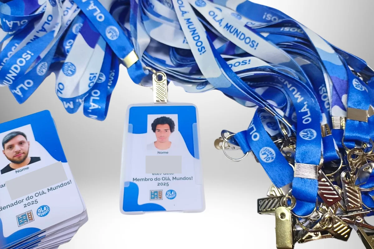 Crachás personalizados com cordão azul estampado da organização Olá, Mundos! 2025, incluindo foto e identificação dos participantes.