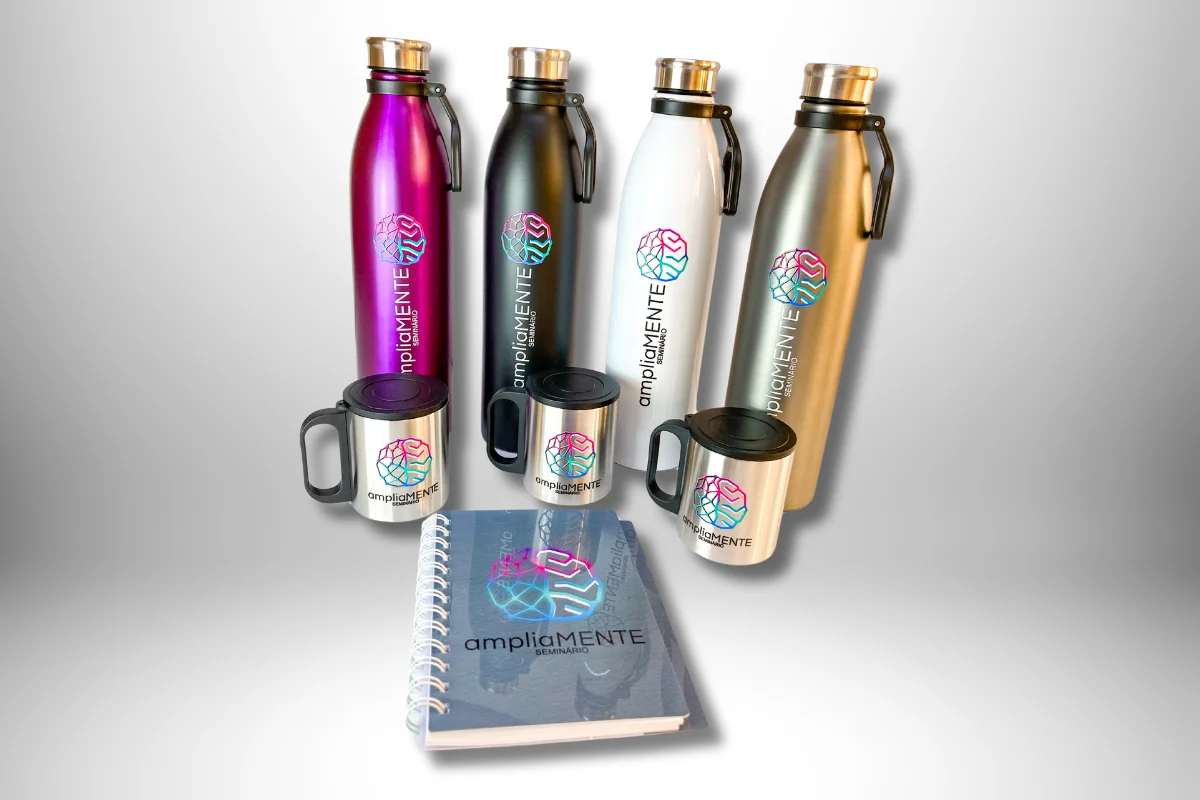 Kit de brindes para eventos com garrafas térmicas, canecas de inox e caderno personalizado do Seminário ampliaMENTE.