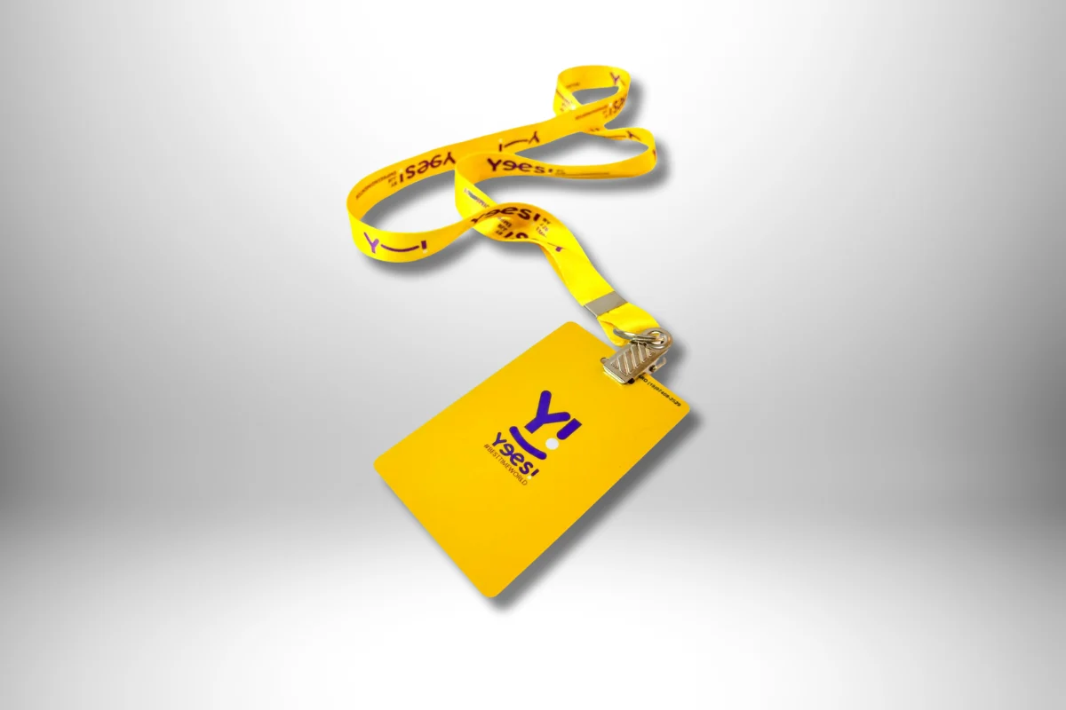 Crachá amarelo personalizado com cordão da marca Yees!, ideal para identificação em eventos e empresas.