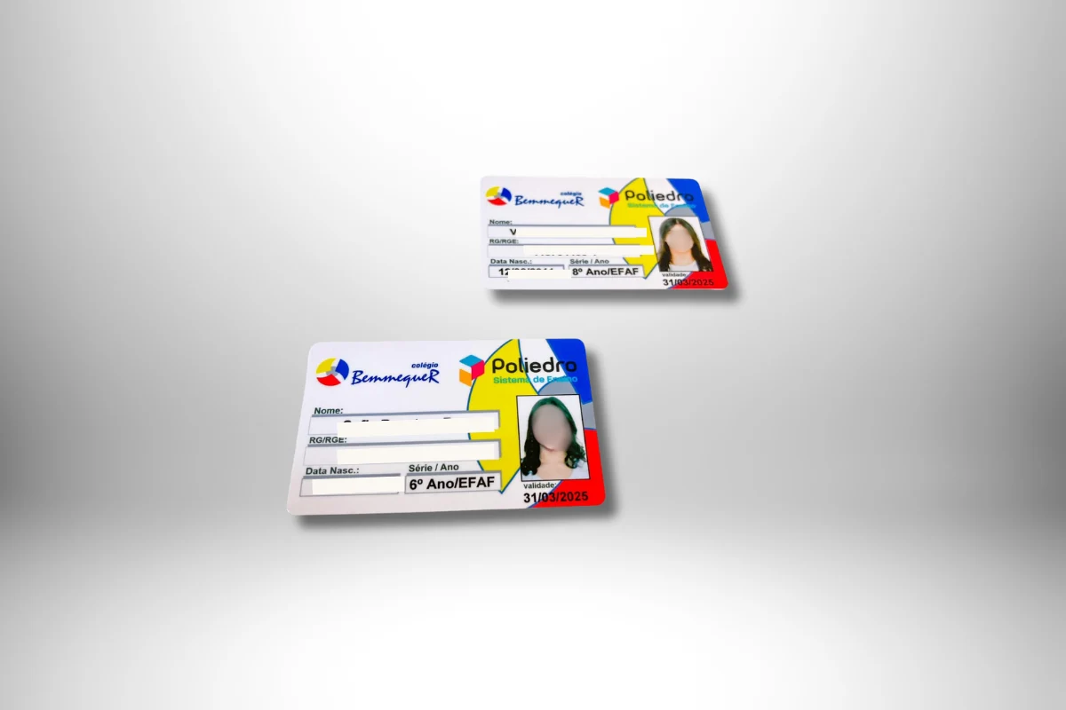 Carteirinhas estudantis personalizadas do Colégio Bemmequer com sistema Poliedro, contendo foto, dados do aluno e validade.
