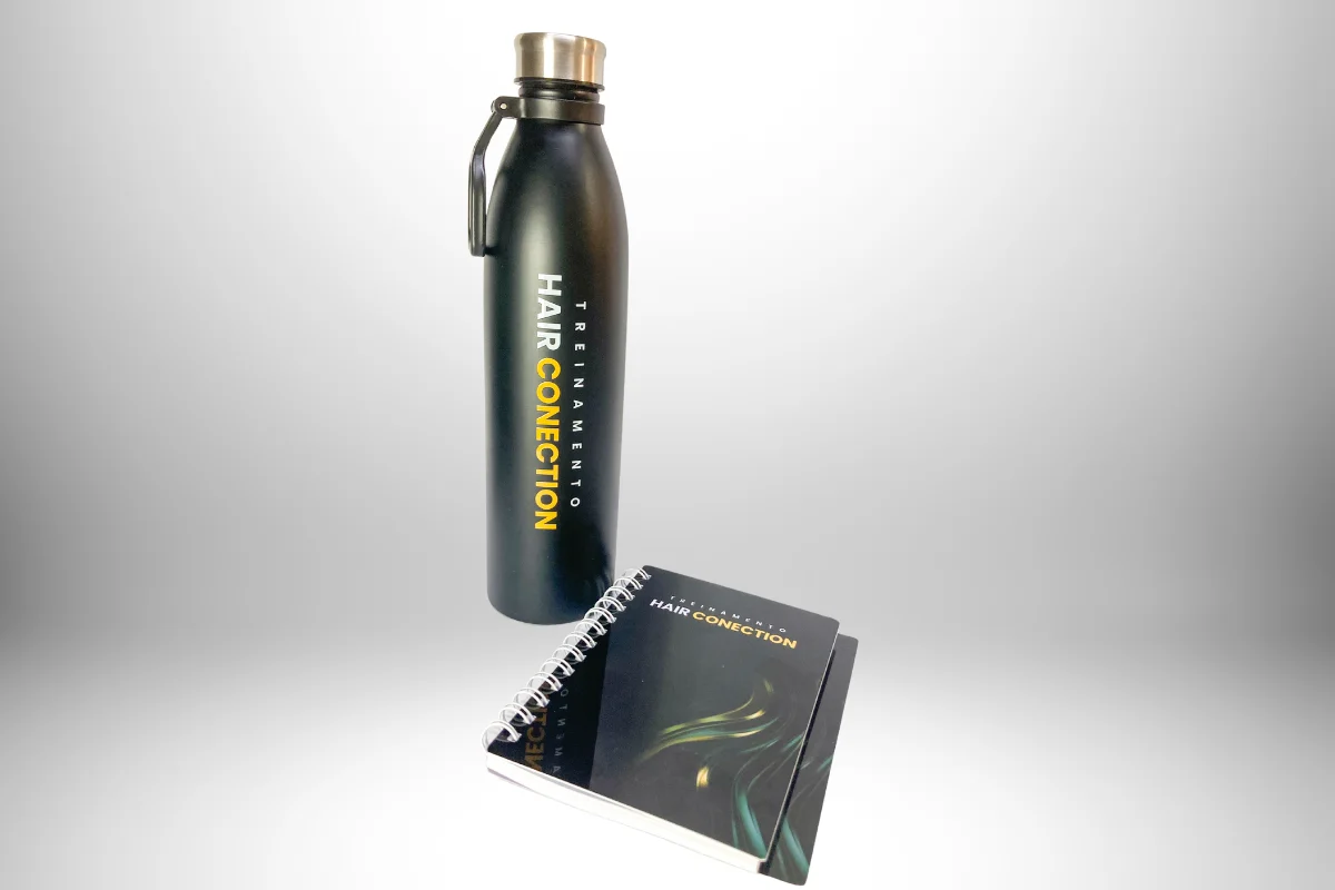 Kit com garrafa personalizada e caderno espiral do treinamento Hair Conection, voltado para o segmento de beleza.