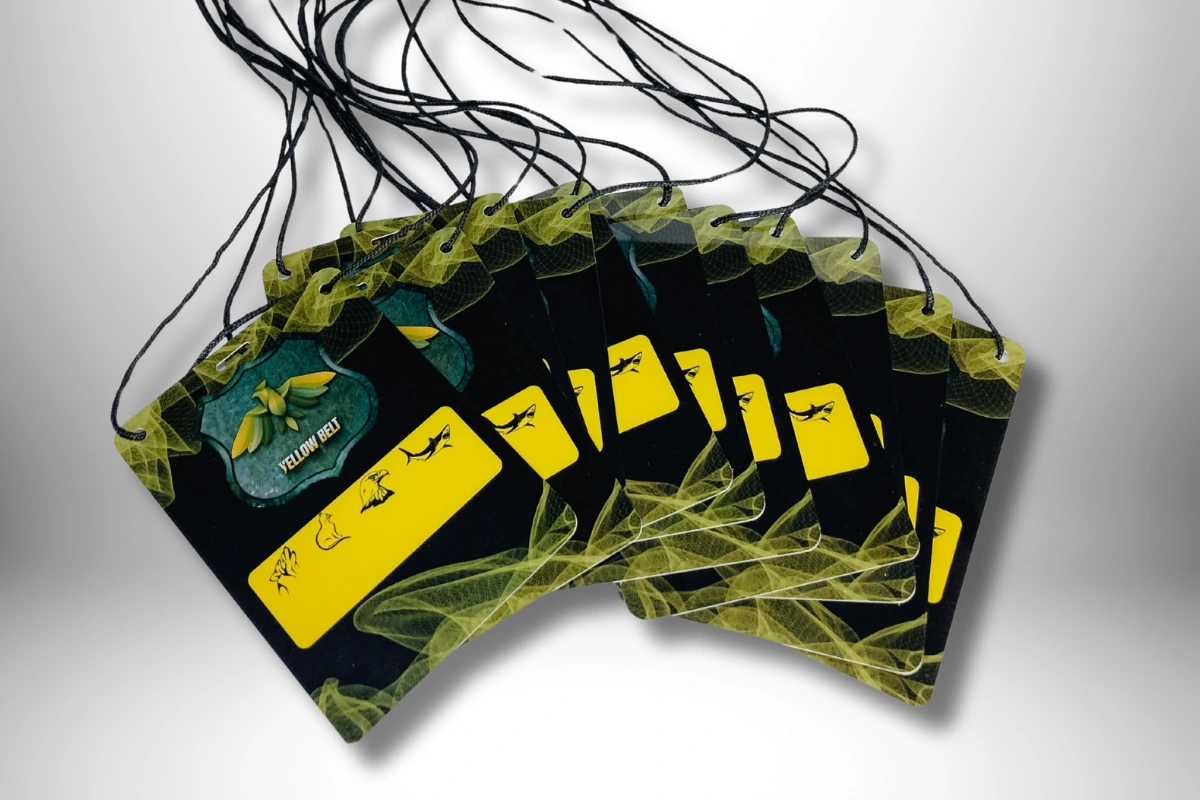 Credênciais personalizadas com design "Yellow Belt", fundo preto e detalhes em amarelo, com cordão para identificação de participantes ou eventos.