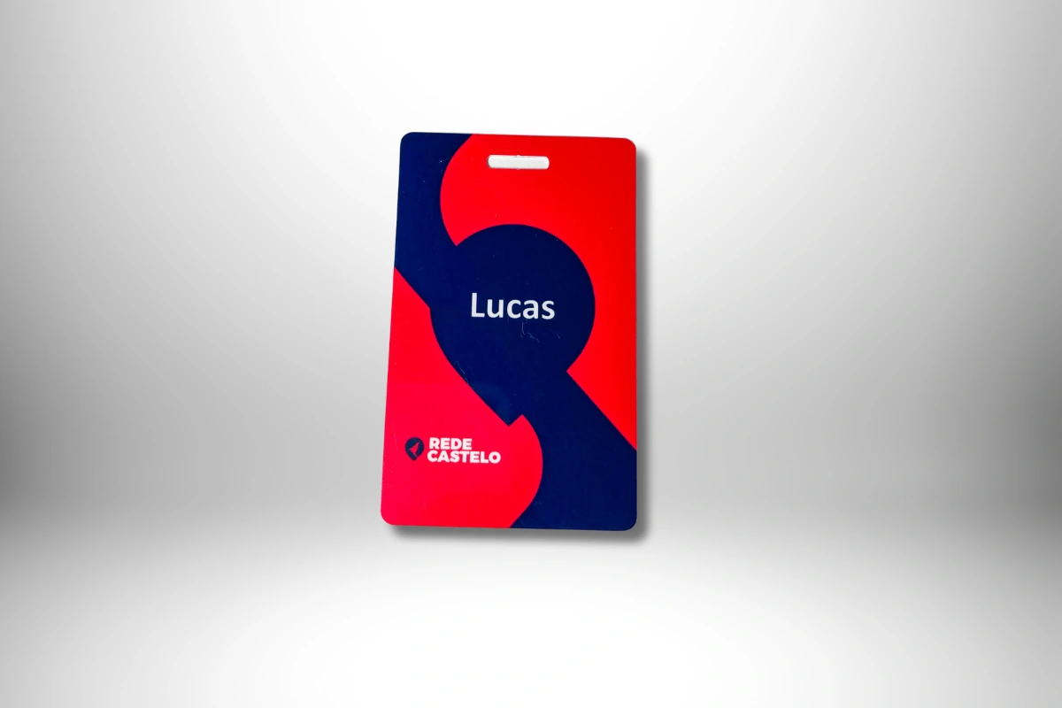 Crachá personalizado Rede Castelo com nome do colaborador Lucas em fundo vermelho e azul.