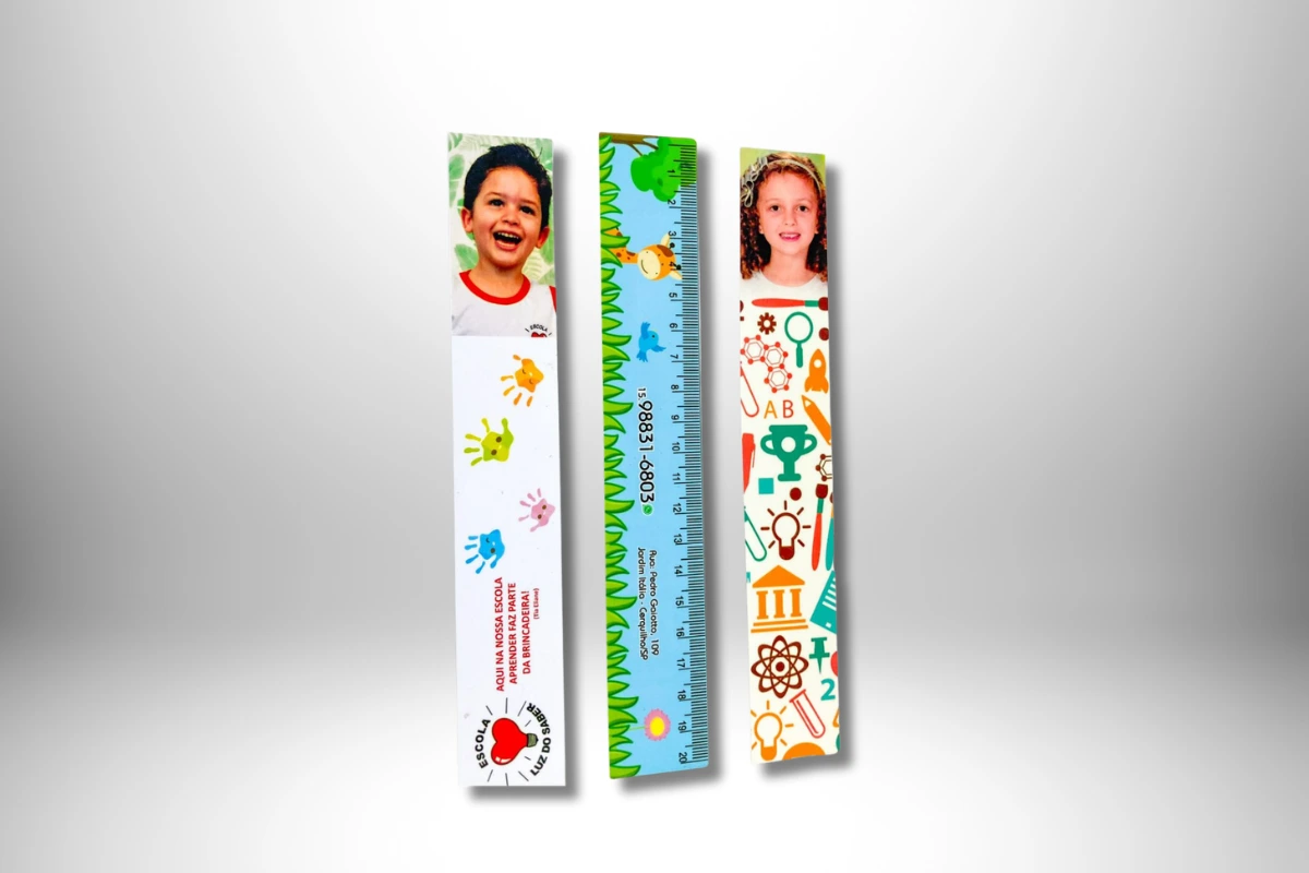 Réguas escolares personalizadas com fotos infantis, temas educativos e identidade visual da escola.