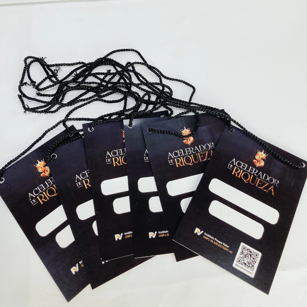Credenciais Personalizadas para Eventos 7 Credenciais personalizadas em papel couché para eventos e treinamentos.