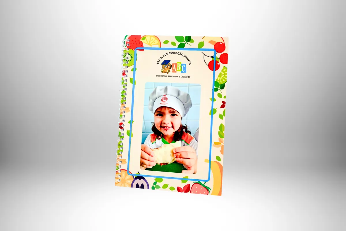 Crachá escolar infantil personalizado com foto da criança e moldura colorida