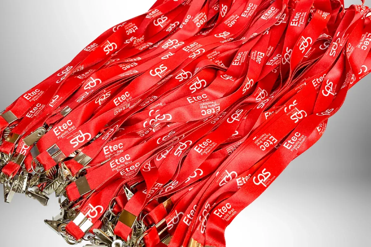 Cordões de crachá personalizados vermelhos com a marca Etec Prefeito Braz Paschoalin, com presilhas metálicas para identificação.