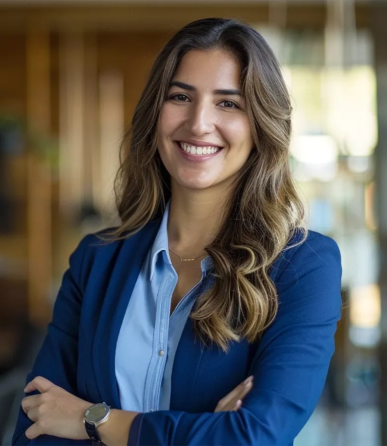 Empresária em ambiente corporativo, vestida de forma profissional, representando liderança, gestão e atuação empresarial, imagem utilizada em contextos institucionais, comunicação corporativa e materiais de apresentação empresarial.